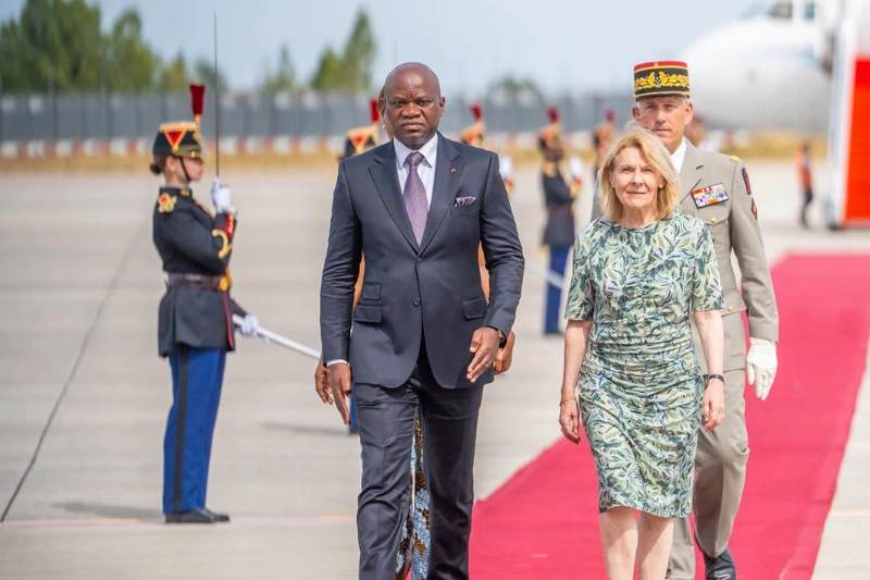 Brice Clotaire Oligui Nguema, président du Gabon et la ministre française de la Culture, Catherine Pégard.