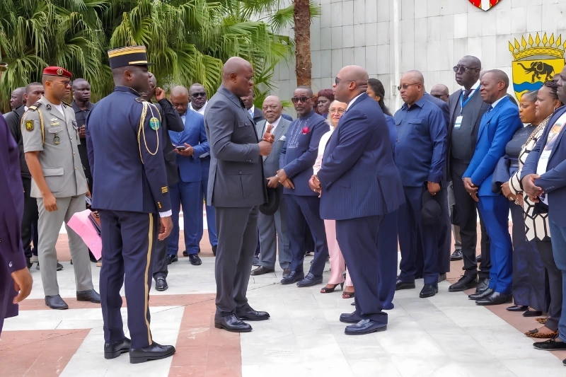 Le chef de l’État, Brice Clotaire Oligui Nguema, saluant les cadres de l’Ogooué-Maritime.
