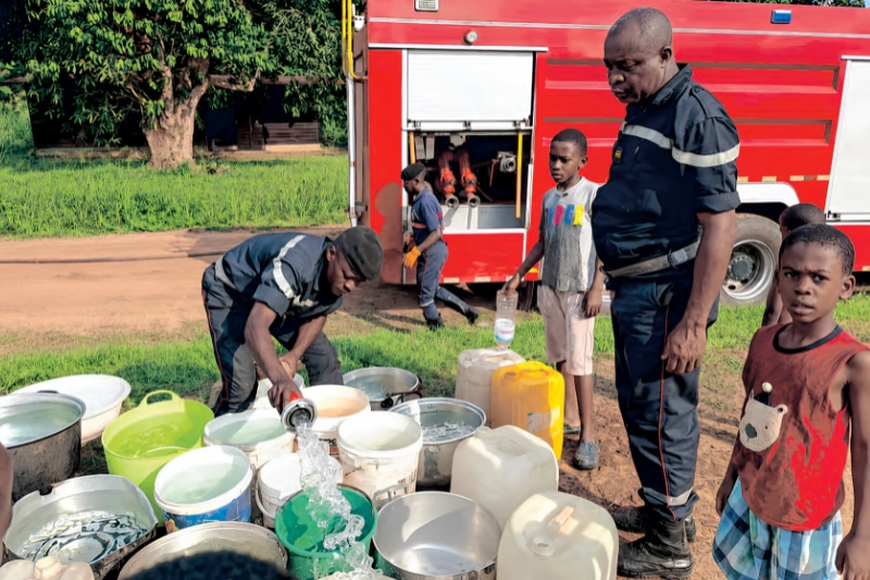Distribution d'eau par les pompiers
