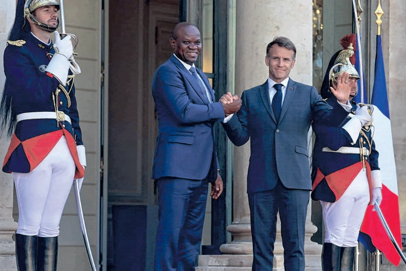 Brice Clotaire Oligui Nguema, président du Gabon et Emmanuel Macron, président de la France 