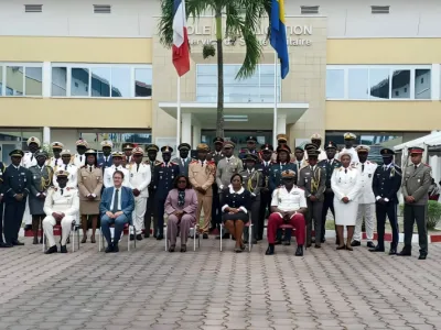 Les officiels posant avec les 34 stagiaires de la 17e promotion de l’EASSML