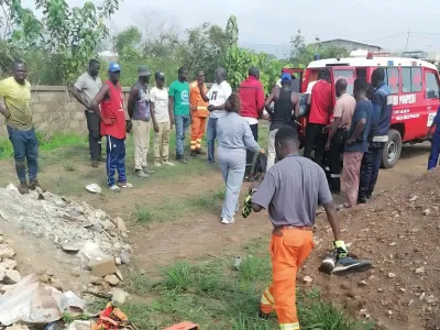 Les sapeurs-pompiers emportant la dépouille