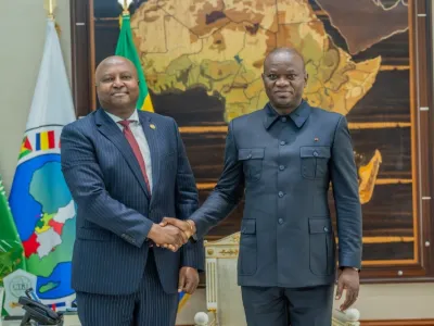 Brice Clotaire Oligui Nguema, président du Gabon et Albert Shingiro, l'envoyé spécial du président de la Commission de l'Union africaine (UA)