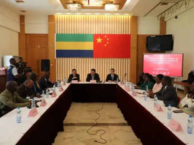 L’ambassadeur de Chine au Gabon, Zhou Ping (micro), lors de son échange avec la presse
