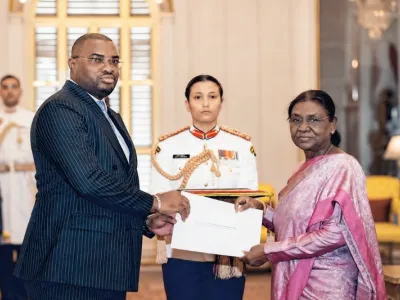 Aurélien Mintsa Nguema remettant ses lettres de créance à la présidente de l’Inde, Droupadi Murmu.