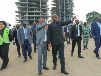 Brice Clotaire Oligui Nguema, président du Gabon et Alain-Claude Kouakoua,  dirigeant de Mika Services