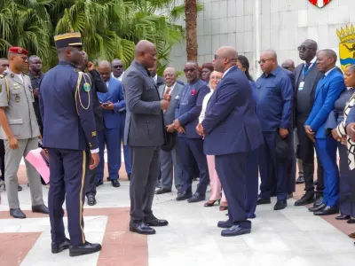 Le chef de l’État, Brice Clotaire Oligui Nguema, saluant les cadres de l’Ogooué-Maritime.