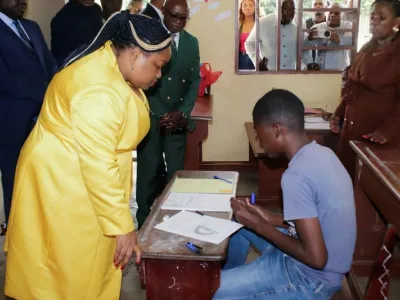 Camelia Ntoutoume-Leclerq, ministre de l'éducation nationale dans un centre d’examen, à l’école publique du Cap Esterias