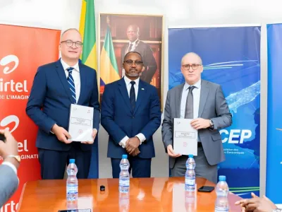 Zouheir Jorio, directeur général de Moov Gabon Télécom, Thomas Herbert Gutjahr directeur général d'Airtel Gabon et Célestin Kadjidja, président du conseil de régularisation de l'ARCEP