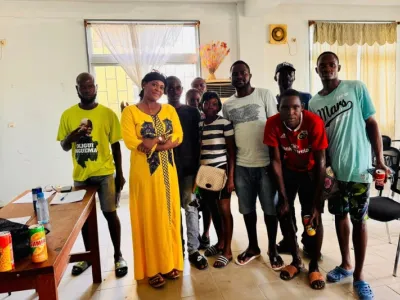 La présidente de l’association Équateur, Colette Amorissani, et quelques jeunes de Lambaréné évoluant dans le secteur pêche.
