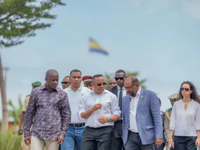 Hermann Immongault, vice-président du gouvernement gabonais, et le colonel Michaël Randrianirina