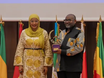 Passation de charge entre la présidente sortante, le Dr Diaka Sidibe, et le nouveau, le Pr Charles Edgar Mombo