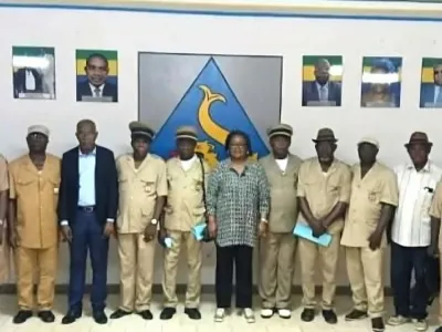Photo de famille des officiels et auxiliaires au terme de la réunion