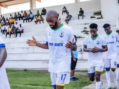 Nathanaël Ndwangou, footballeur professionnel
