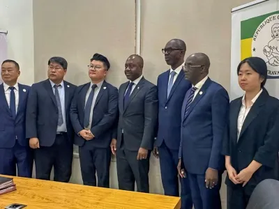 Les membres du gouvernement avec les investisseurs après la signature des accords