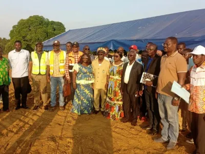 Gouverneure Dikoumba, entourée des familles indemnisées à Okolassi