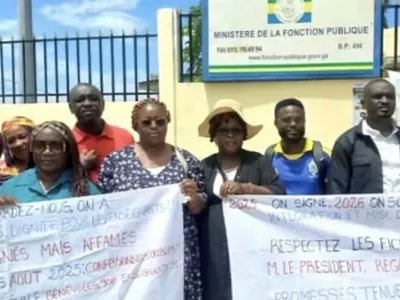 Piquet de grève des enseignants grévistes devant le ministère de la Fonction publique.