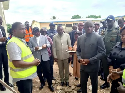 Hermann Immongault, vice-président du gouvernement gabonais sur le chantier des logements