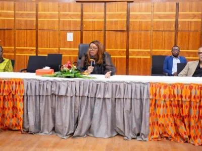 Laurence Ndong, ministre de la fonction publique, lors de la rencontre avec les DCRH