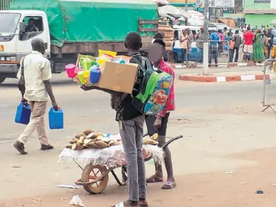 Mineurs exploités dans le commerce ambulant