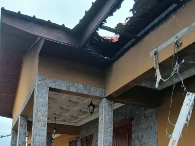 Maison ravagée par un incendie à Akanda