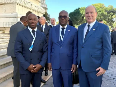 Le ministre Aimé Martial Massamba posant avec le Prince Albert II de Monaco et le représentant Afrique de sa Fondation