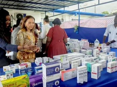 La ministre de la Santé, Pr Nkana Ayo-Bivigou, pendant la visite des stands