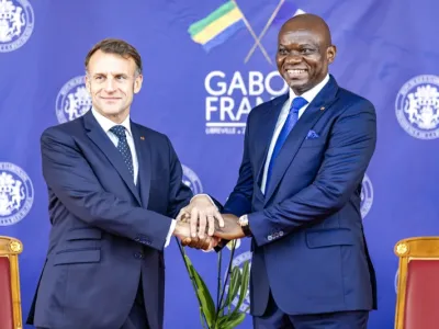 Macron à Libreville : foule immense, dispositif protocolaire d’exception