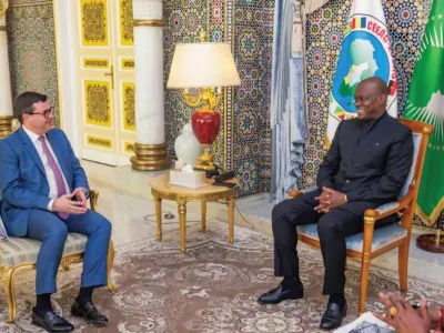 Brice Clotaire Oligui Nguema et Christian Ehrhardt  Sous-secrétaire d'État adjoint au Bureau de la population, des réfugiés et des migrations des États-Unis