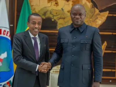 Brice Clotaire Oligui Nguema, président du Gabon et Mohamed Idrissa Farah