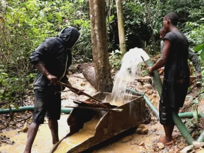 Orpailleurs au Gabon