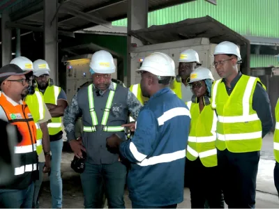 Pacôme Kossy, ministre de l'agriculture visitant les installations de Olam
