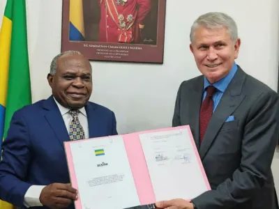 Philippe Tanangoye, ministre de l’accès universel à l’eau et à l’énergie et un responsable de la société Desiba Enerji