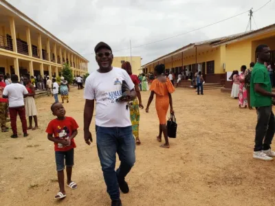 Remise des bulletins de fin d'année à Lambaréné