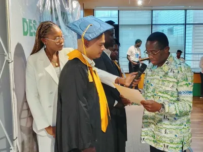Sosthène Nguema, ministre des mines remettant son diplôme à un de ses nombreux filleuls du jour