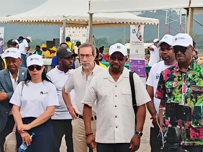 Le staff dirigeant de l’École des mines et de la métallurgie visitant les stands lors de la journée portes ouvertes