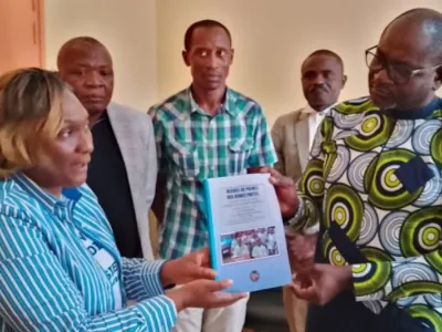 La promotrice du concours et présidente de l’AEPG, Viviane Magnagna-Nguéma et le premier adjoint au maire de Moanda, Judicaël Stchiantou.
