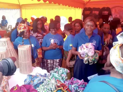 Zita Oligui Nguema, première dame du Gabon et sa délégation lors de la visite des stands d’exposition à Tchibanga