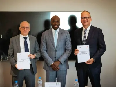 Mark Alexandre Doumba, ministre de l’Économie numérique et les directeurs généraux de Moov Africa Gabon Télécom et Airtel Gabon, Zouheir Jorio et Thomas Herbert Gutjahr
