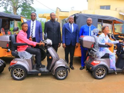 Don de tricycles et vélomoteurs à Okondja