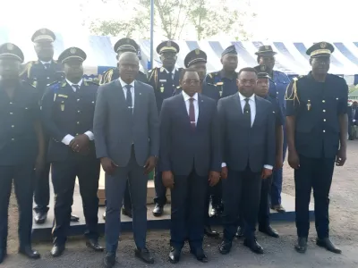 Neuf policiers arborent leurs nouveaux insignes de grade