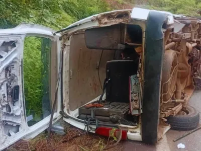 Le bus de type Hiace a fini sur le flanc gauche.
