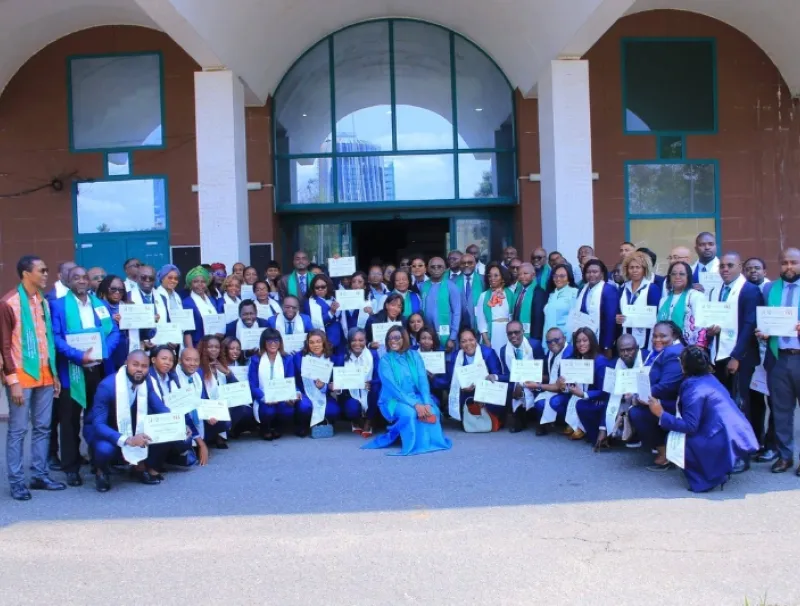 Photo de famille après la remise des attestations