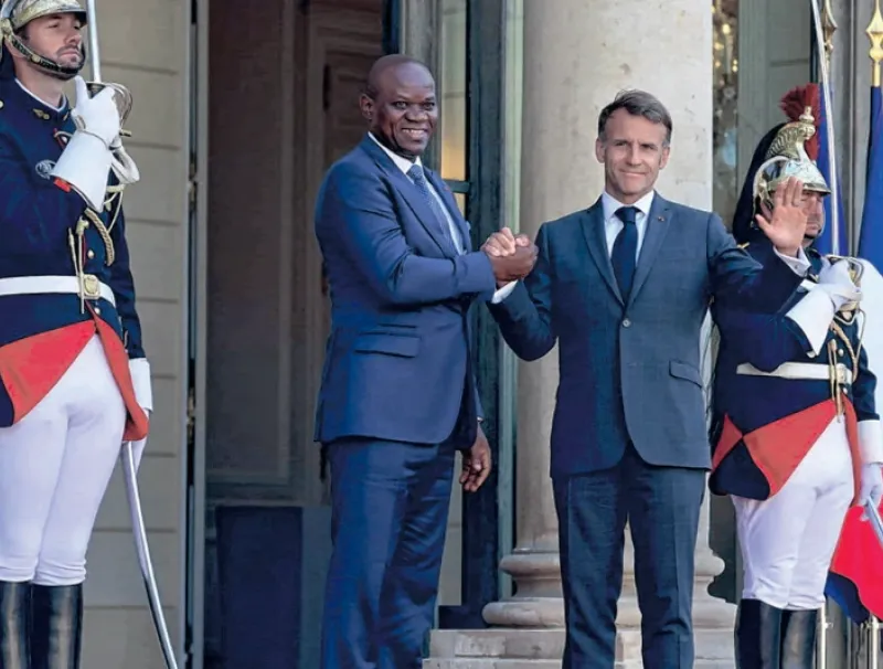 Brice Clotaire Oligui Nguema, président du Gabon et Emmanuel Macron, président de la France 