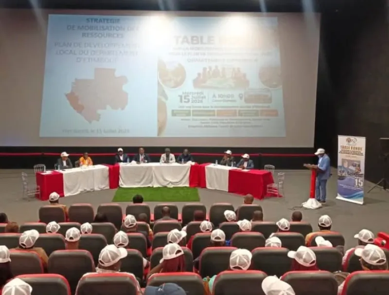 Participants à la table ronde sur le devenir du département d’Etimboué